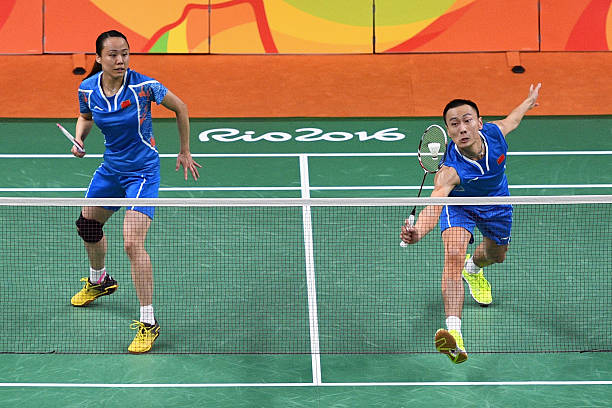 羽毛球比赛规则详解：裁判如何依据规则进行判罚？