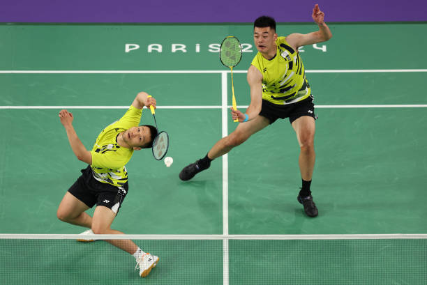 羽毛球双打与单打场地尺寸对比：关键差异点