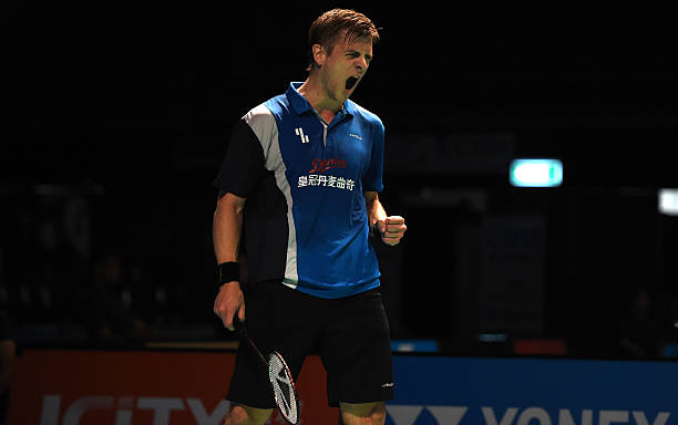 川崎PK系列羽毛球拍科技解析：碳纤维材质与减震设计