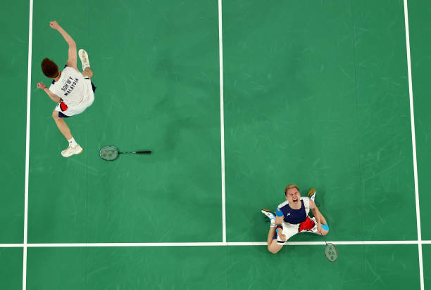 后场吊网前球 vs 高远球：如何根据比赛节奏灵活切换？