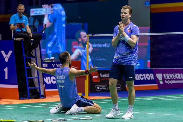 羽毛球比赛裁判手势解析:看懂裁判判罚不再难