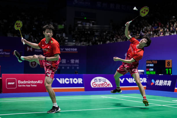 羽毛球单打必学技巧：左单右双站位实战应用指南