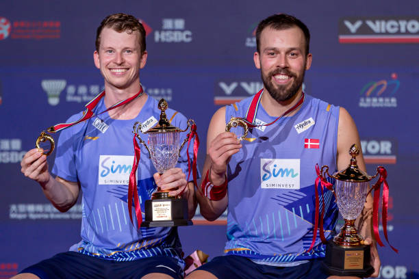 羽毛球拍材质解析：碳纤维与合金拍，哪个品牌更胜一筹？