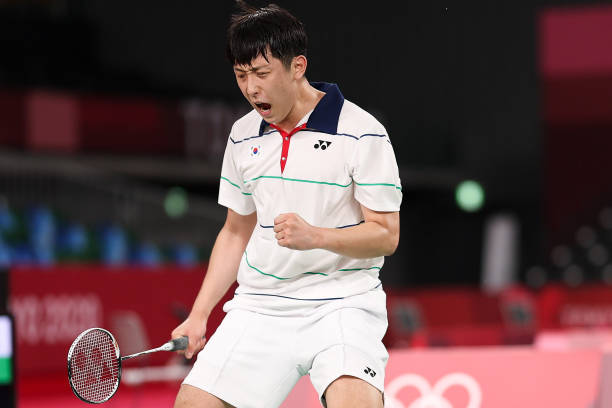 羽毛球双打比赛规则：站位、轮换与配合技巧