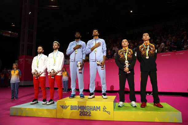 羽毛球发球时能否左右移动？裁判如何判定？