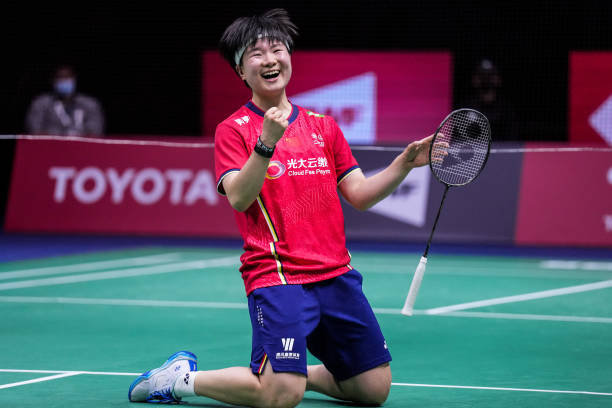 陶菲克妻子身材吸睛，时尚穿搭展现优雅曲线