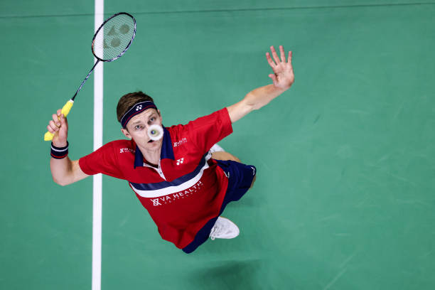 羽毛球单打和双打出界规则有何不同？