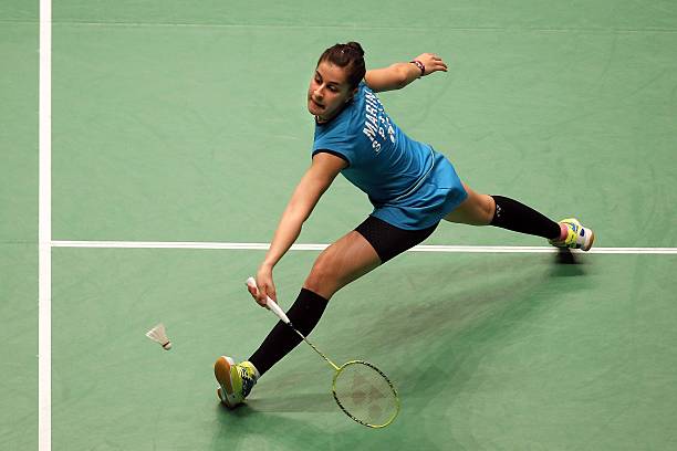 羽毛球场地详解图：网高、边线与裁判区域说明