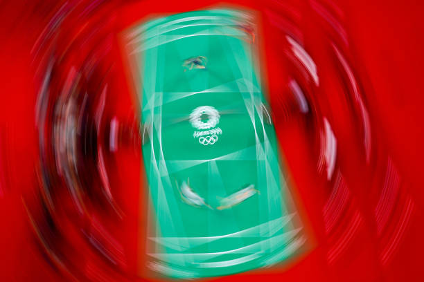 羽毛球单打扣球规则：发球与接发球的限制