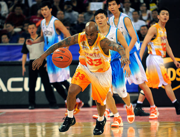 亚洲杯中国男篮名单：周琦、王哲林领衔内线，后卫线存隐忧