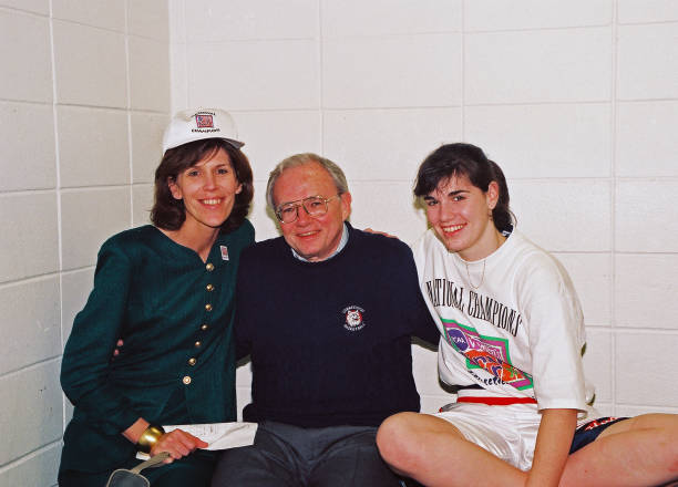 姚明NBA生涯最高年薪是哪一年？具体数字是多少？