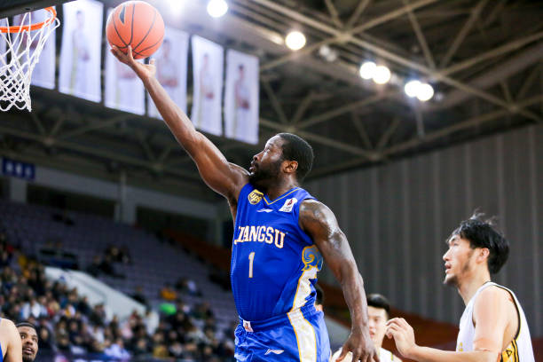 塑胶篮球场铺设费用参考：不同材料每平米价格对比