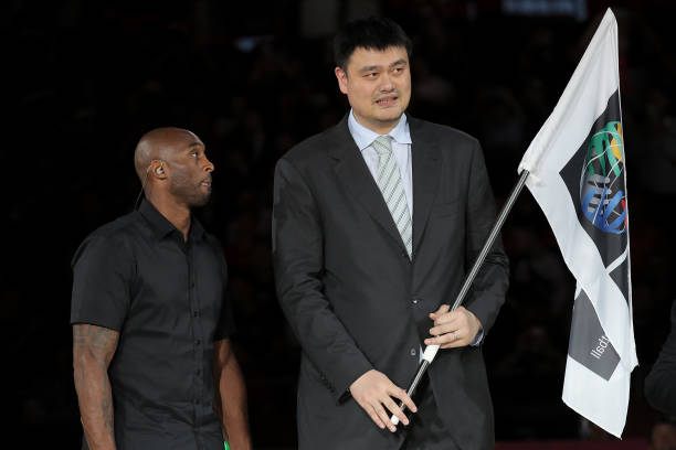 中国篮球传奇：姚明和易建联的身高对比分析