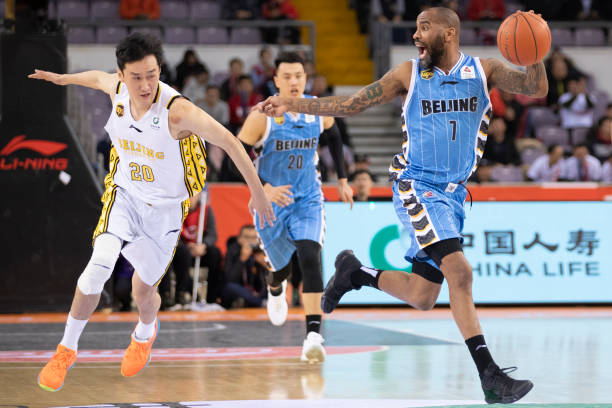 中锋在进攻端和防守端分别承担什么任务？