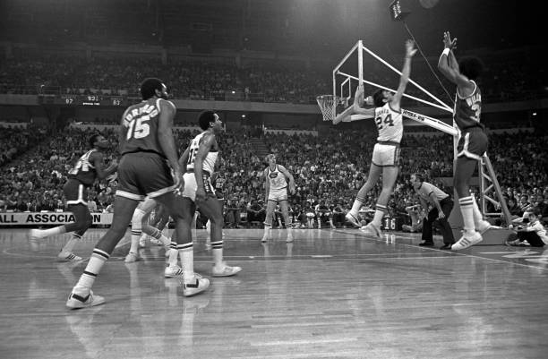 上篮动作细节解析：避免常见错误的标准姿势示范