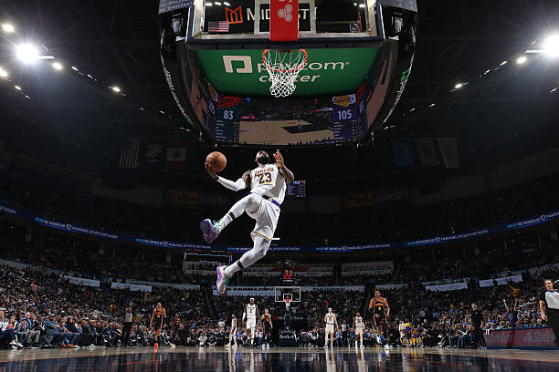 小前锋必学的突破技巧，轻松撕开对手防线