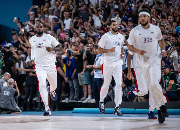 篮球规则小课堂：二次运球的手势动作与常见误区