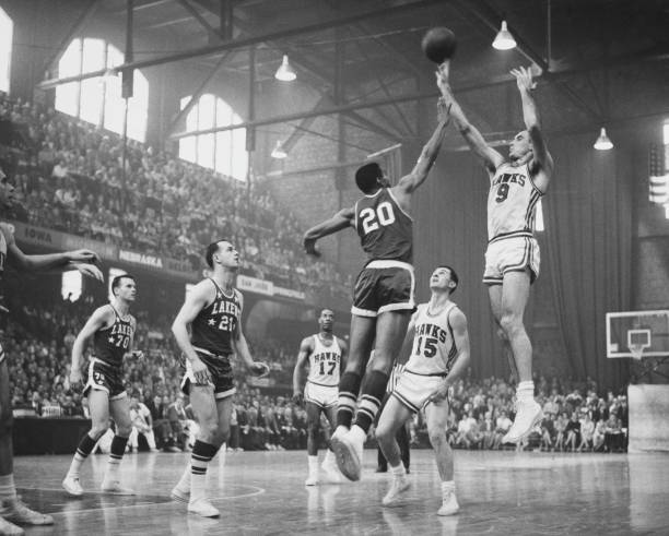 篮球罚球踩线争议：起跳时踩线是否算违例？