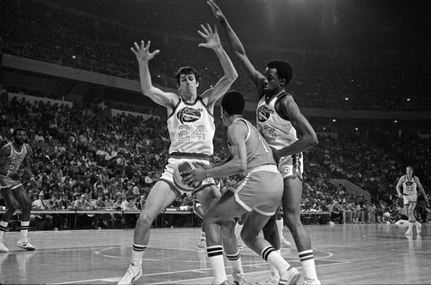 篮球控球突破教学：如何运用变向和假动作