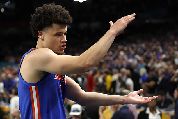 篮板下抢球的位置解析：中锋和大前锋的区别