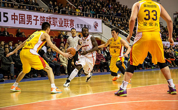 传球、跑位、挡拆：详解篮球中的合作技巧与价值