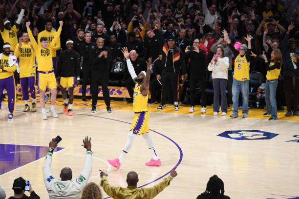 篮球比赛中的意外：抢篮板时球被碰进篮筐算谁得分？