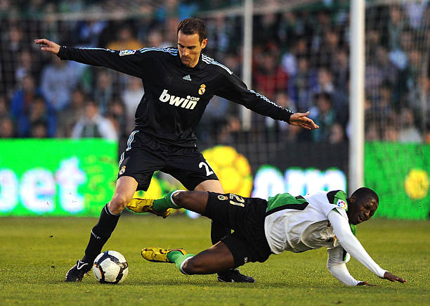 重新开始比赛的方式：球门球与任意球的开球规则有何不同？