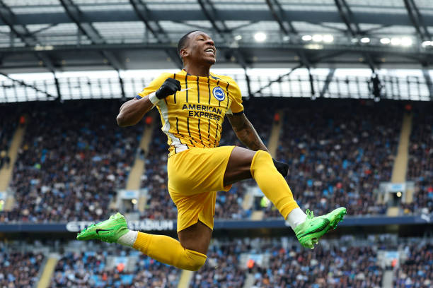 谁在执教广东佛山足球俱乐部？