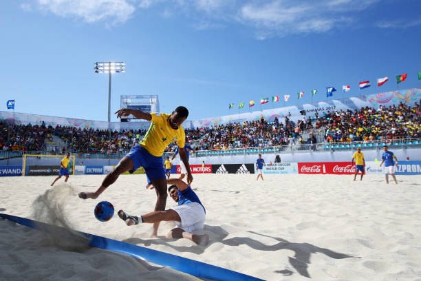 禁区手球是否必须出示黄牌？规则与实际案例