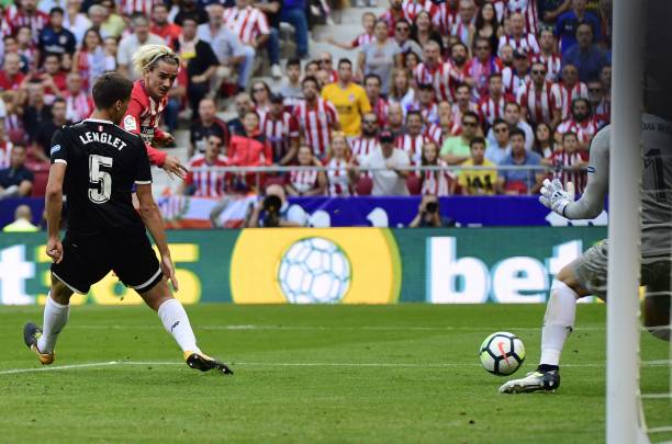 足球边线球为什么必须双手掷出?技术细节解析