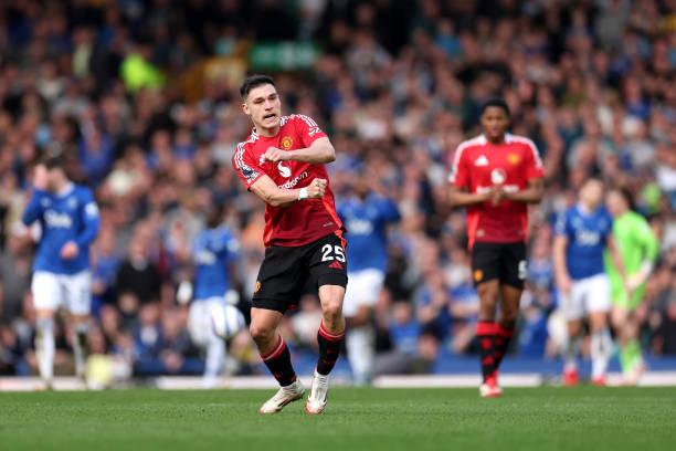 球迷热议：欧冠冠军和联赛冠军，哪个更值得骄傲？