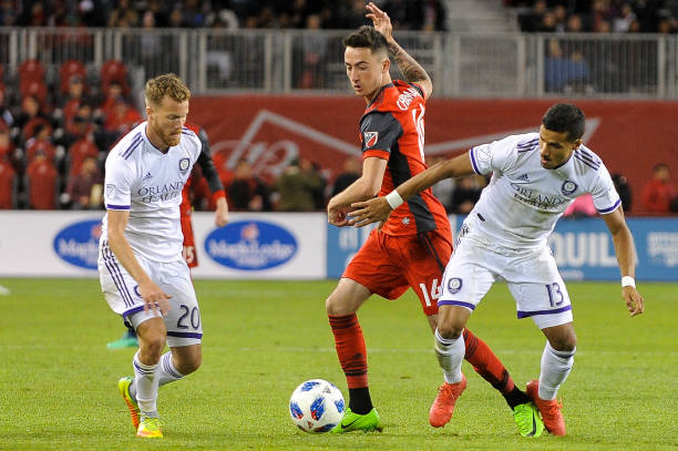 欧冠资格赛首轮激战，直播全程直击！