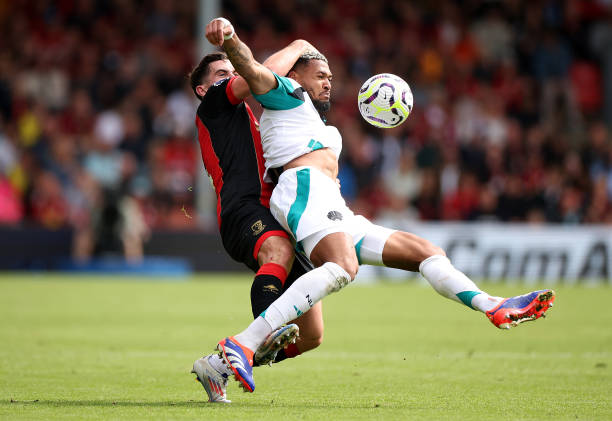 安菲尔德双星闪耀!利物浦续约萨拉赫范迪克至2026年