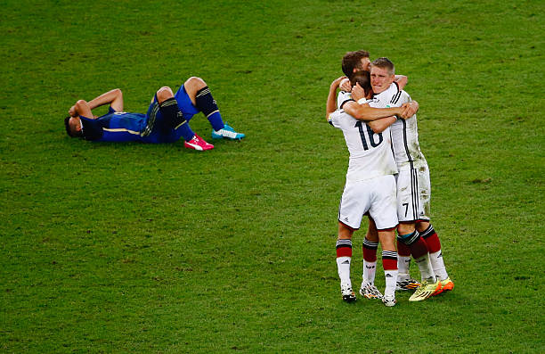 世界杯、金球奖与俱乐部荣誉：姆巴佩追赶梅西的路径