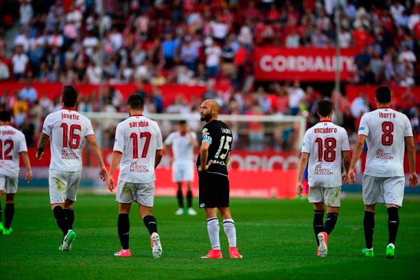 从英雄到罪人：某国脚乌龙球后遭全网炮轰