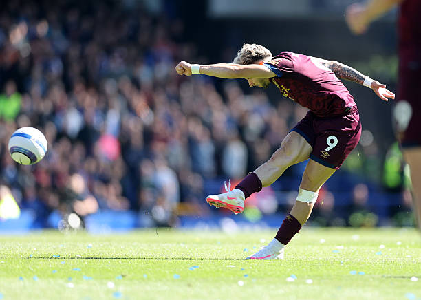 边路传中战术的鼻祖：揭秘足球史上的关键人物