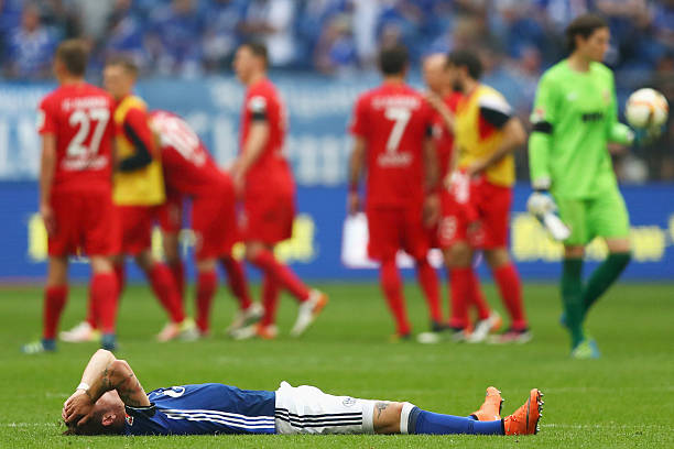 解析常见足球阵型：4-4-2、4-3-3、3-5-2的攻防特点