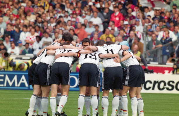 从门将视角看点球防守的站位技巧