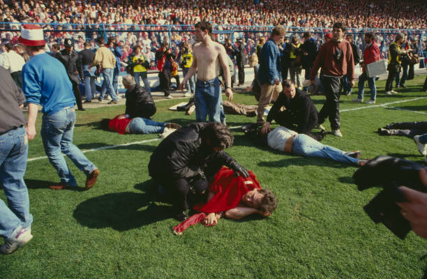 科学实验：如果足球失去重力，它的飞行轨迹会如何改变？