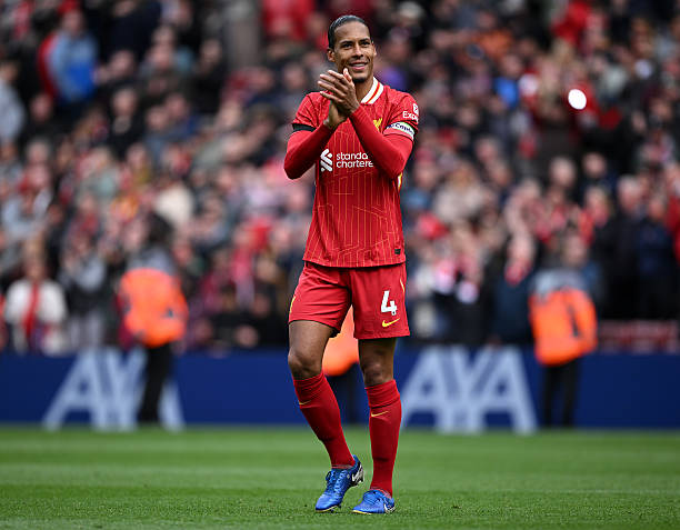 足球裁判手势指南:任意球判罚的权威解读