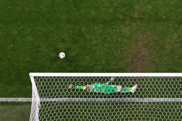 职业足球场尺寸要求：长宽、禁区与中圈标准