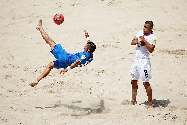 意甲冠军颁奖典礼：那不勒斯球员捧起奖杯时刻