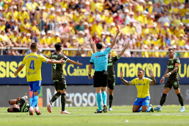 如何快速掌握足球比赛的基本规则？新手必看指南