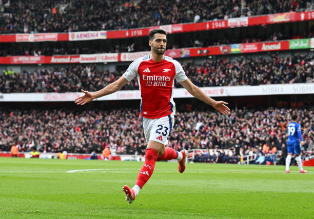 足坛“闪电任意球”排名：速度与弧线的完美结合