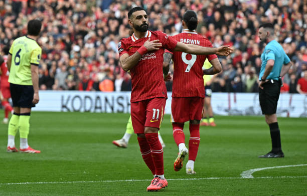 梅西的魔法弧线！盘点那些让对手门将崩溃的任意球