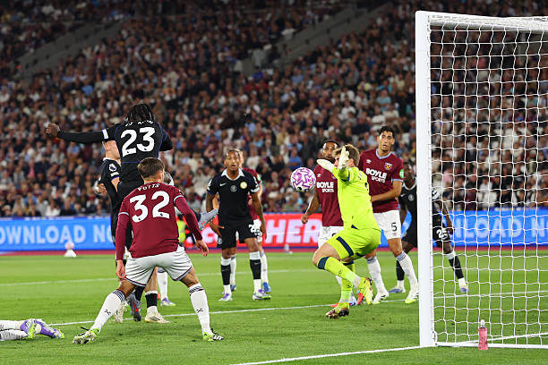 球场外的队长：劳尔与妻子和五个孩子的幸福合影