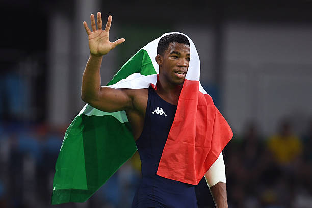 雅典奥运会亚洲飞人刘翔：速度与梦想的绽放