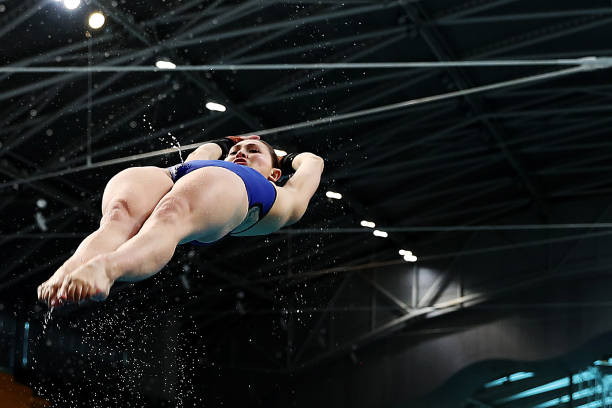 曲棍球场和足球场：哪个运动场地更宽敞？