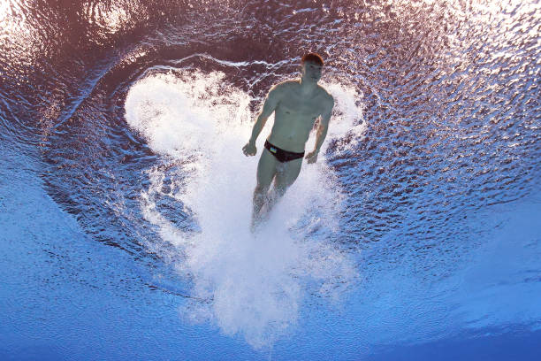 赛场之外的温暖：运动员捡起木棍的暖心瞬间