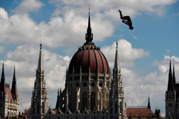 如何折出飞得最远的纸飞机？长跑冠军折法揭秘